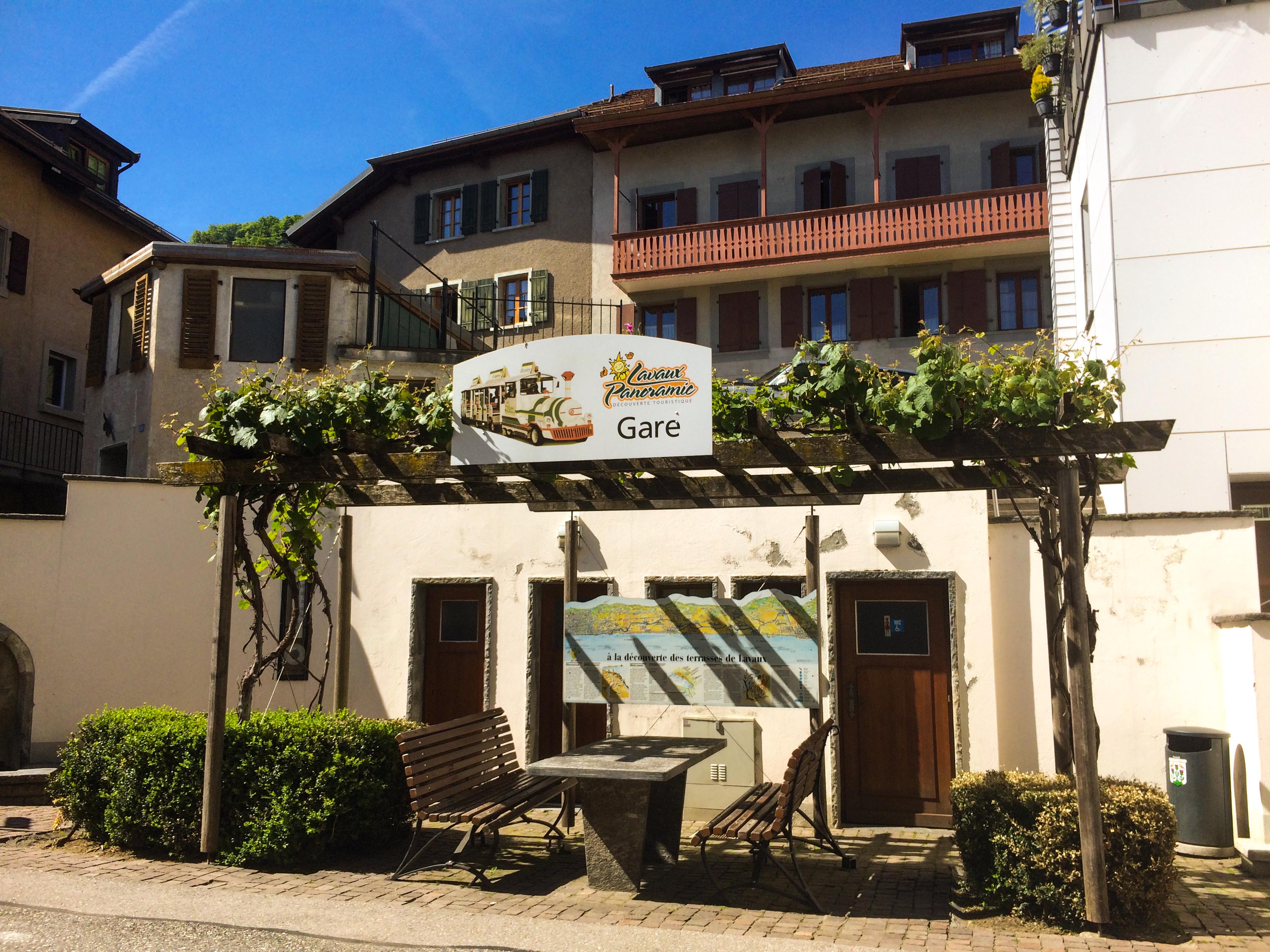 Gare située au centre du village de Chardonne